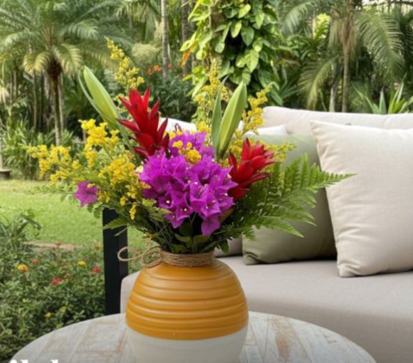 Vaso âmbar com flores tropicais