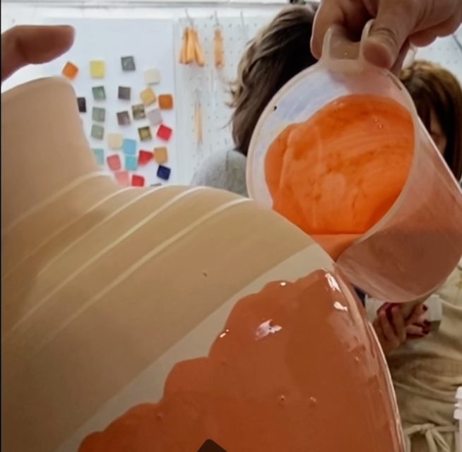 Esmaltação de uma peça grande com esmalte laranja