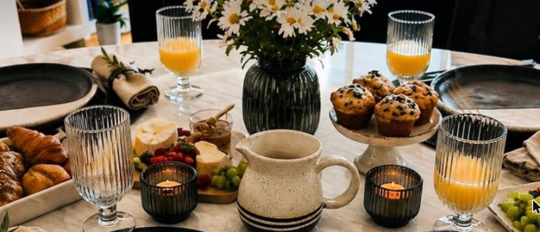 Mesa de café da manhã com pratos T.CO